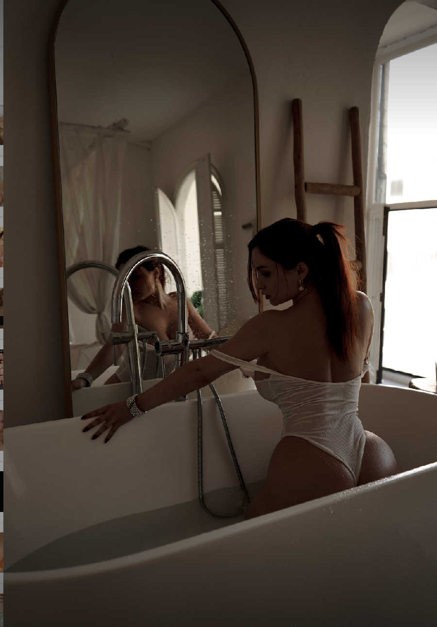 A playful frame from Miranda Faith nude — online in Medan