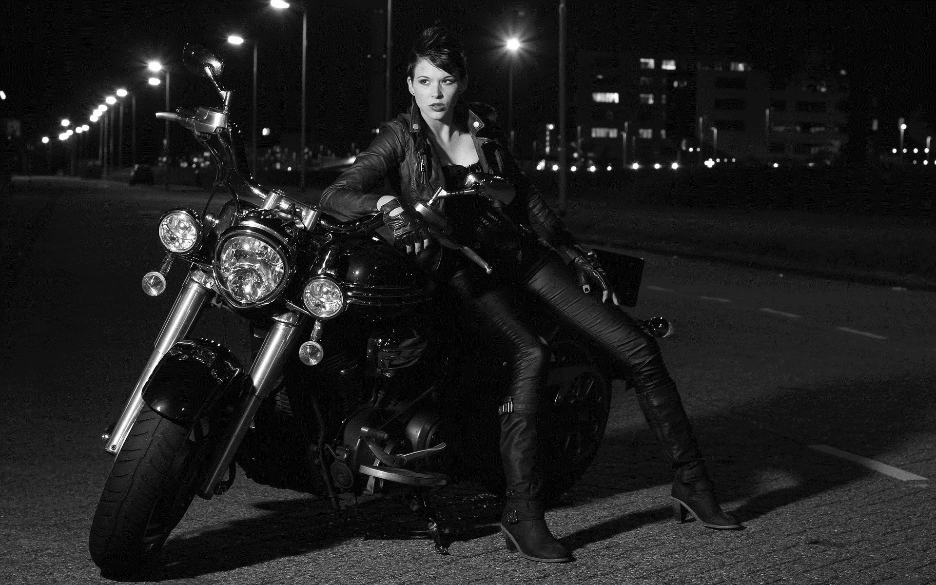 Photo Beautiful girls and motorcycles in Medan
