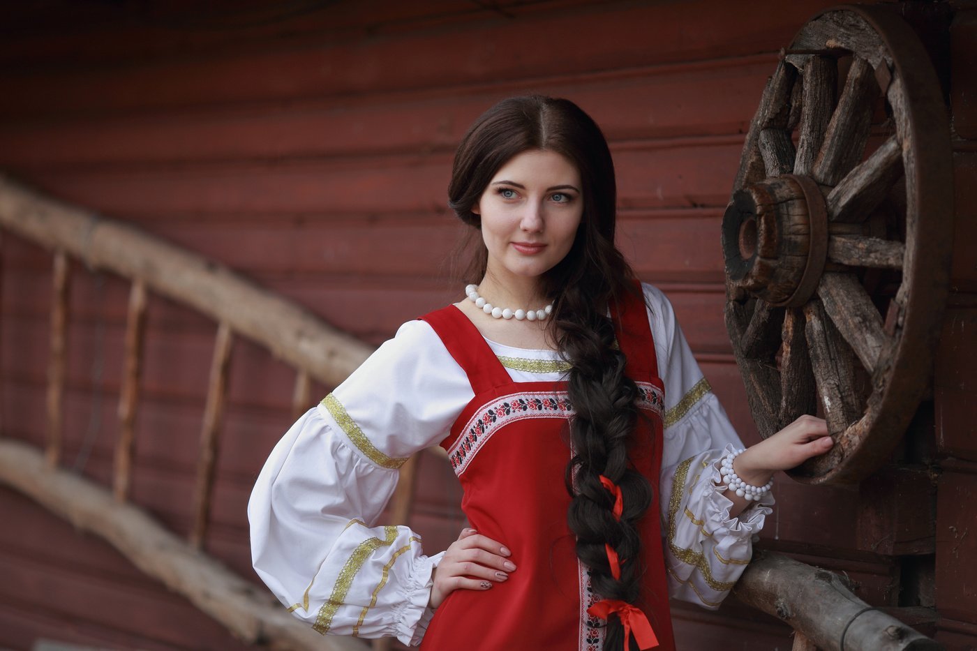 Girls in Slavic costumes’s look of the day — catch her live in Medan