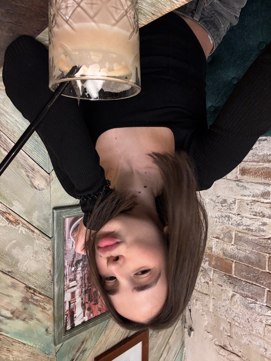 Fresh photos, fresh mood — Tina online in Medan